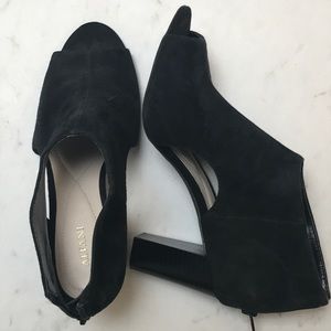 Black Open Toe Block Heel Sandals!